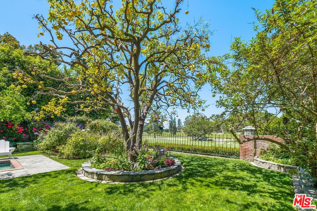 201 North Rossmore Avenue Los Angeles, CA 90004 - Photo 32 of 34