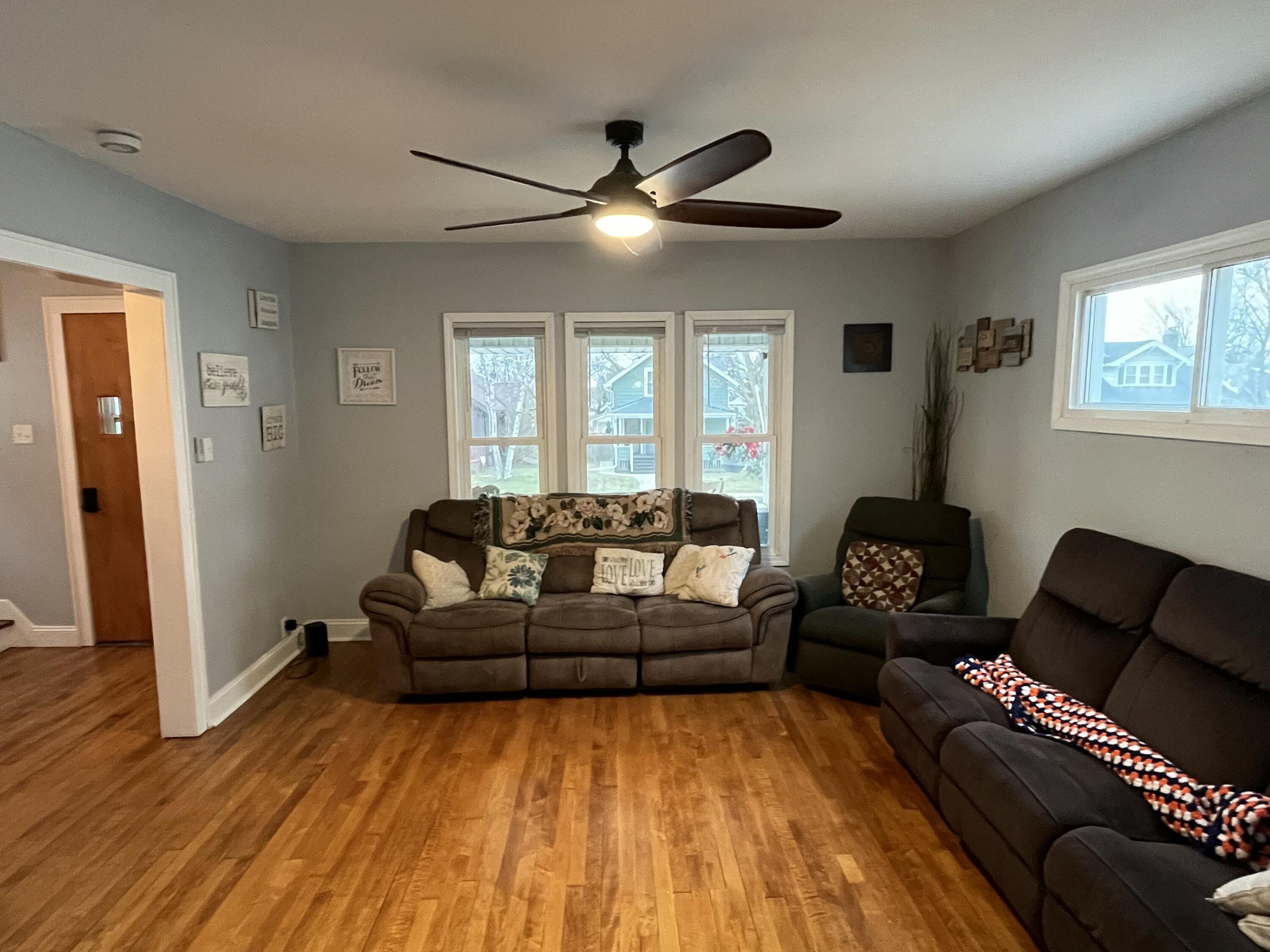 924 North 8th Street Manitowoc, WI 54220 - Photo 14 of 32 Living Room