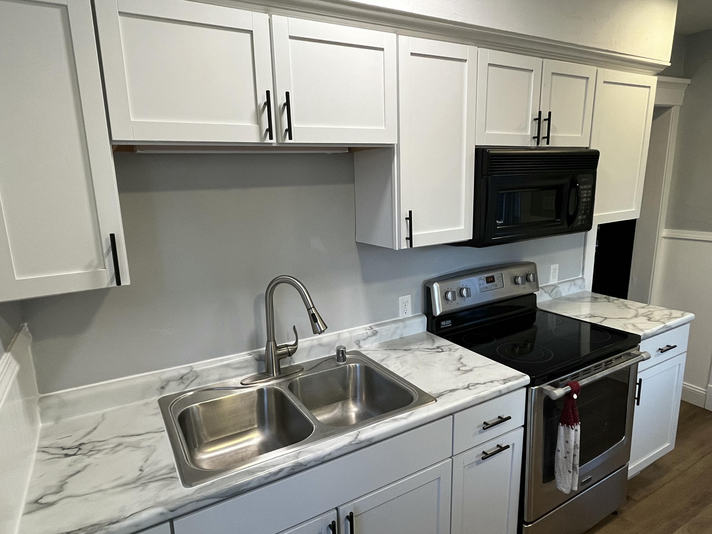 924 North 8th Street Manitowoc, WI 54220 - Photo 6 of 32 Kitchen