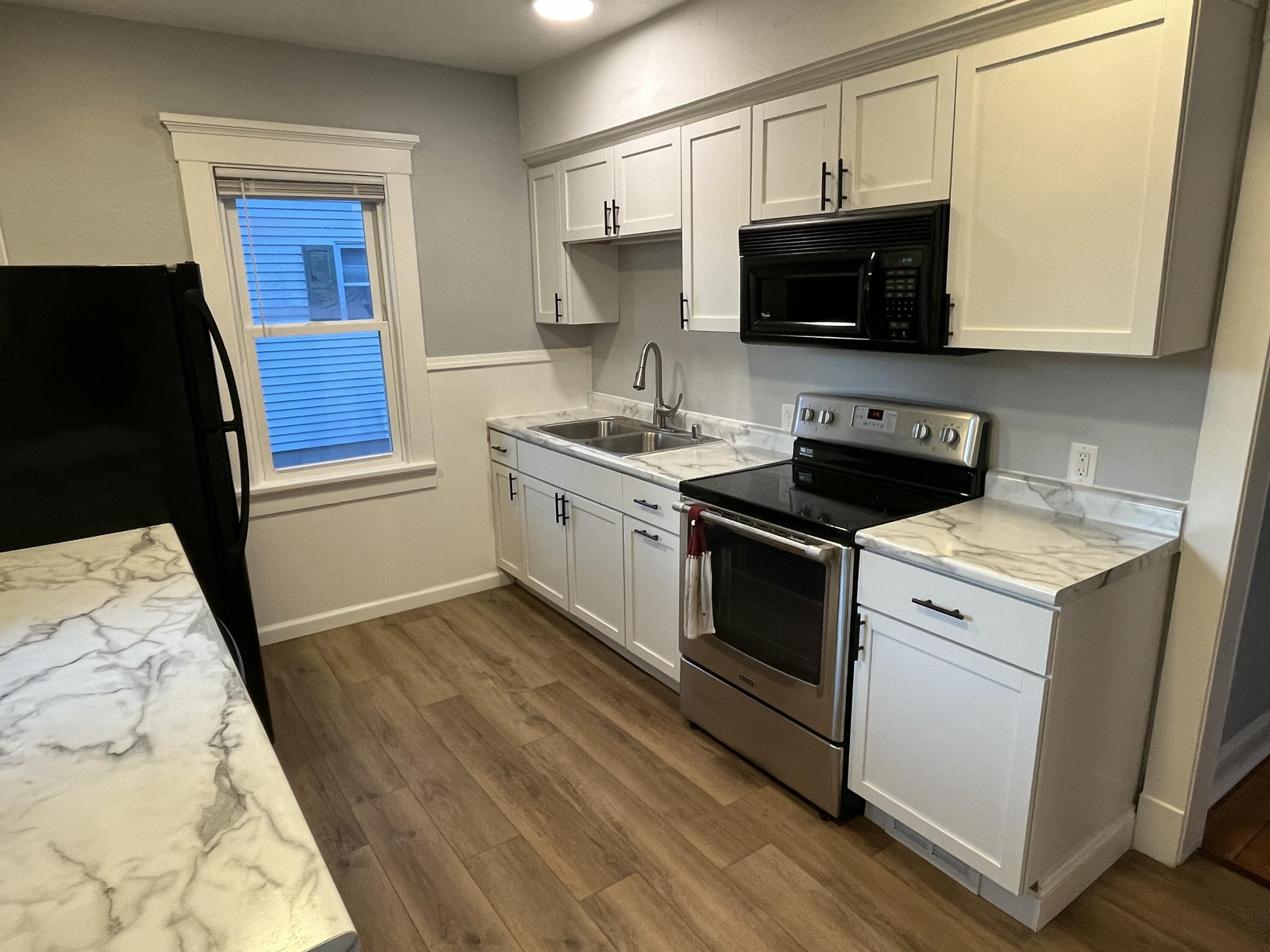 924 North 8th Street Manitowoc, WI 54220 - Photo 7 of 32 Kitchen