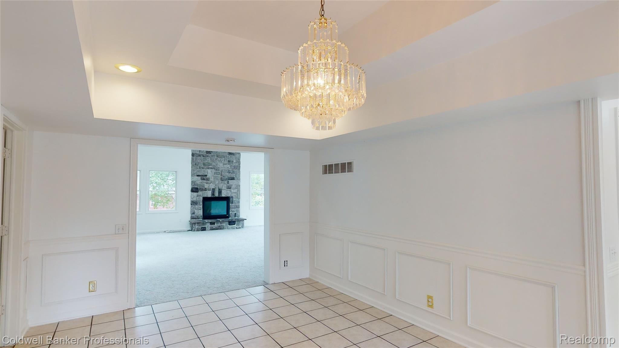 1845 Peppermill Road Lapeer, MI 48446 - Photo 28 of 61 Foyer into great room.jpg