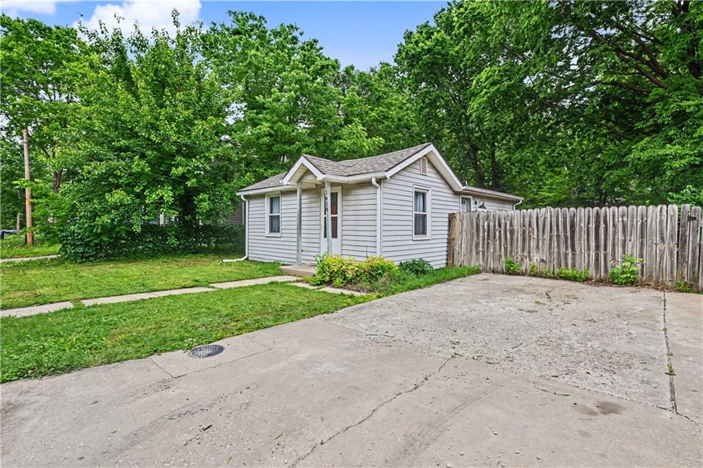 1418 Maple Lane Lawrence, KS 66044 - Photo 2 of 21