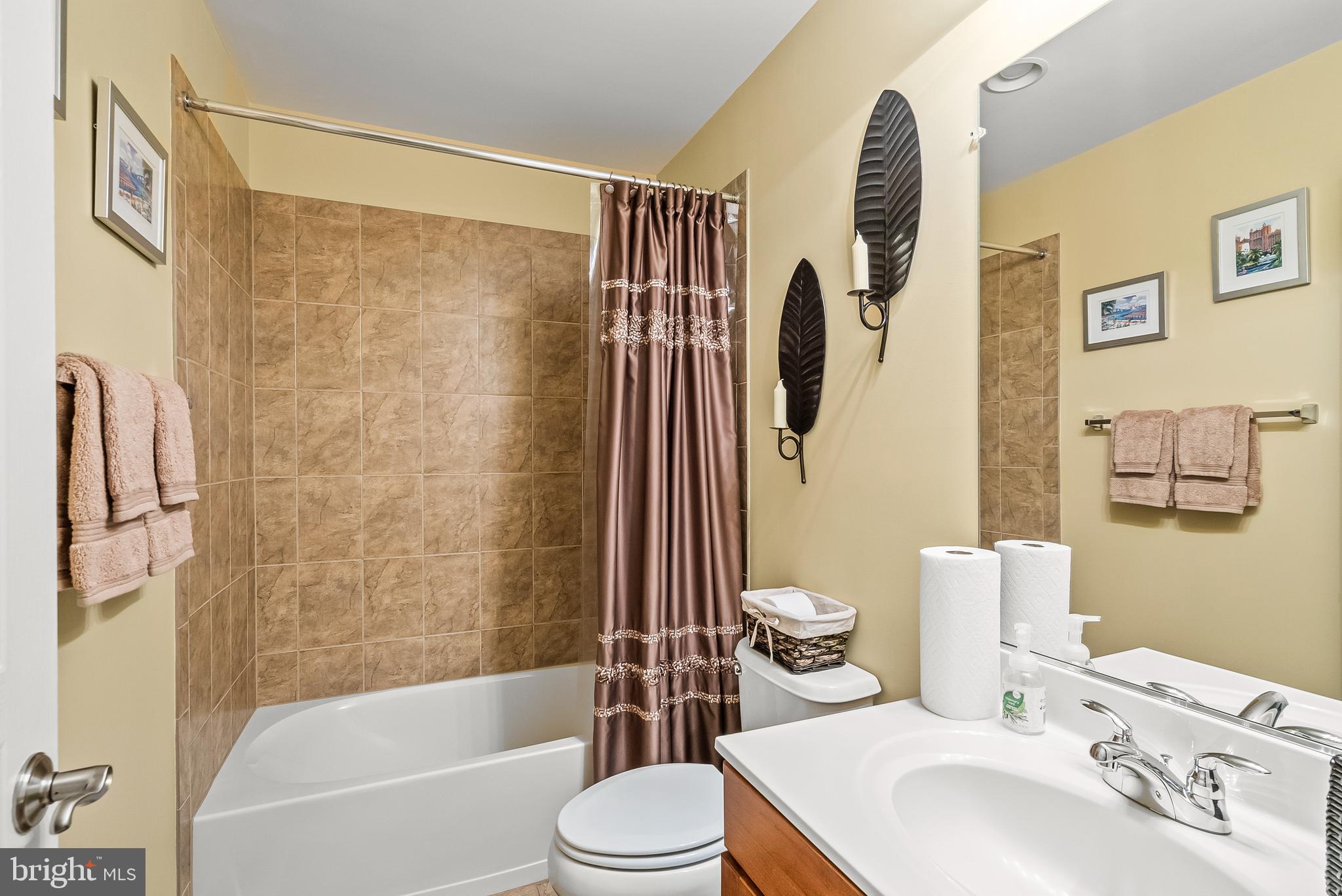 3409 Kemper Road Arlington, VA 22206 - Photo 5 of 58 Full bath right next to the den.