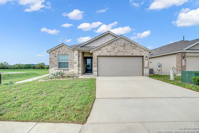 a view of a house with backyard and garden