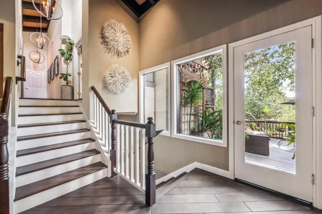 a view of entryway with interior