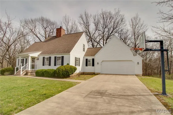 $289,000 | 9 Fox Hill Drive, Carlinville, IL 62626