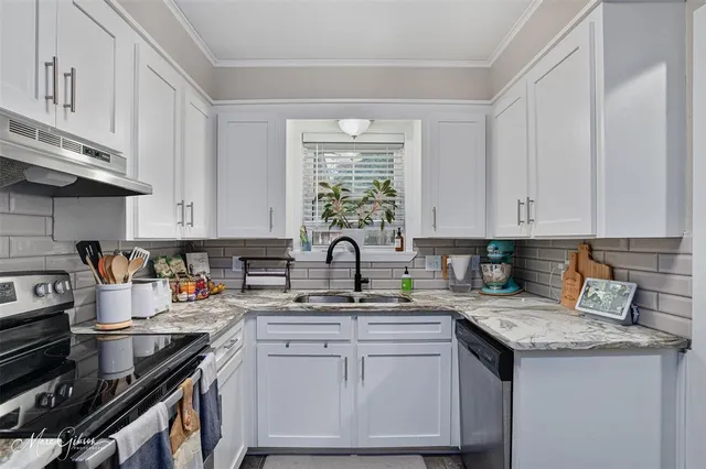 a view of a livingroom with wooden floor and closet