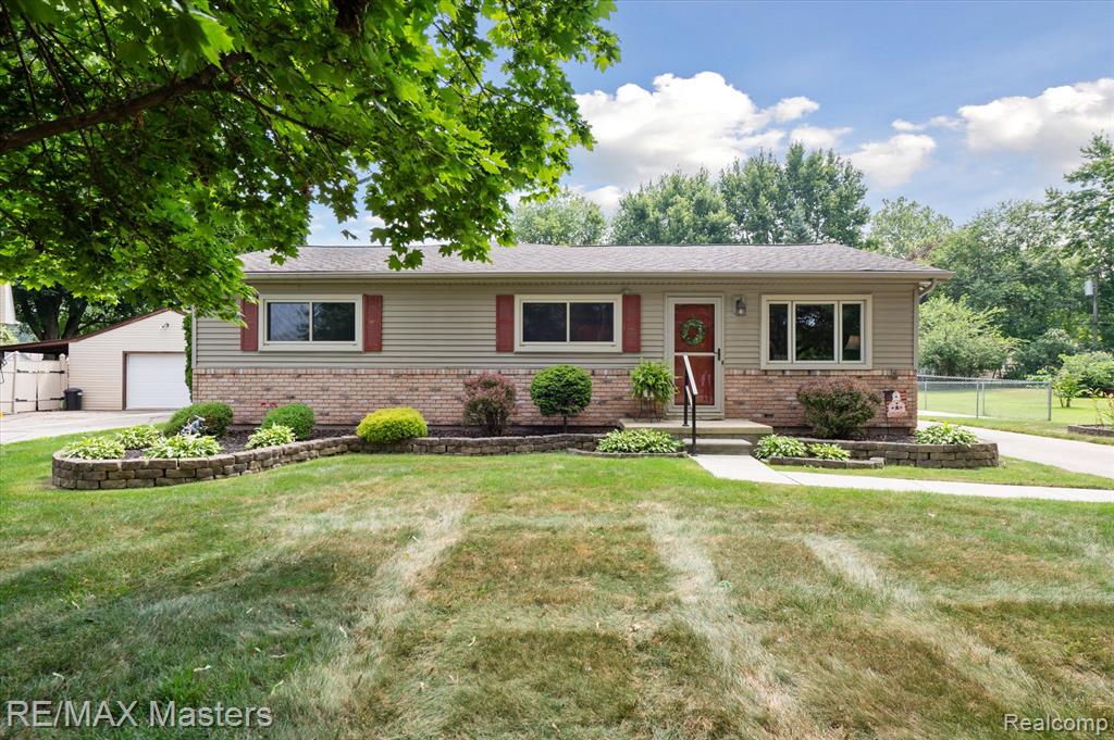 26091 Rogell Road New Boston, MI 48164 - Photo 2 of 32