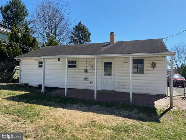 a view of a house with backyard