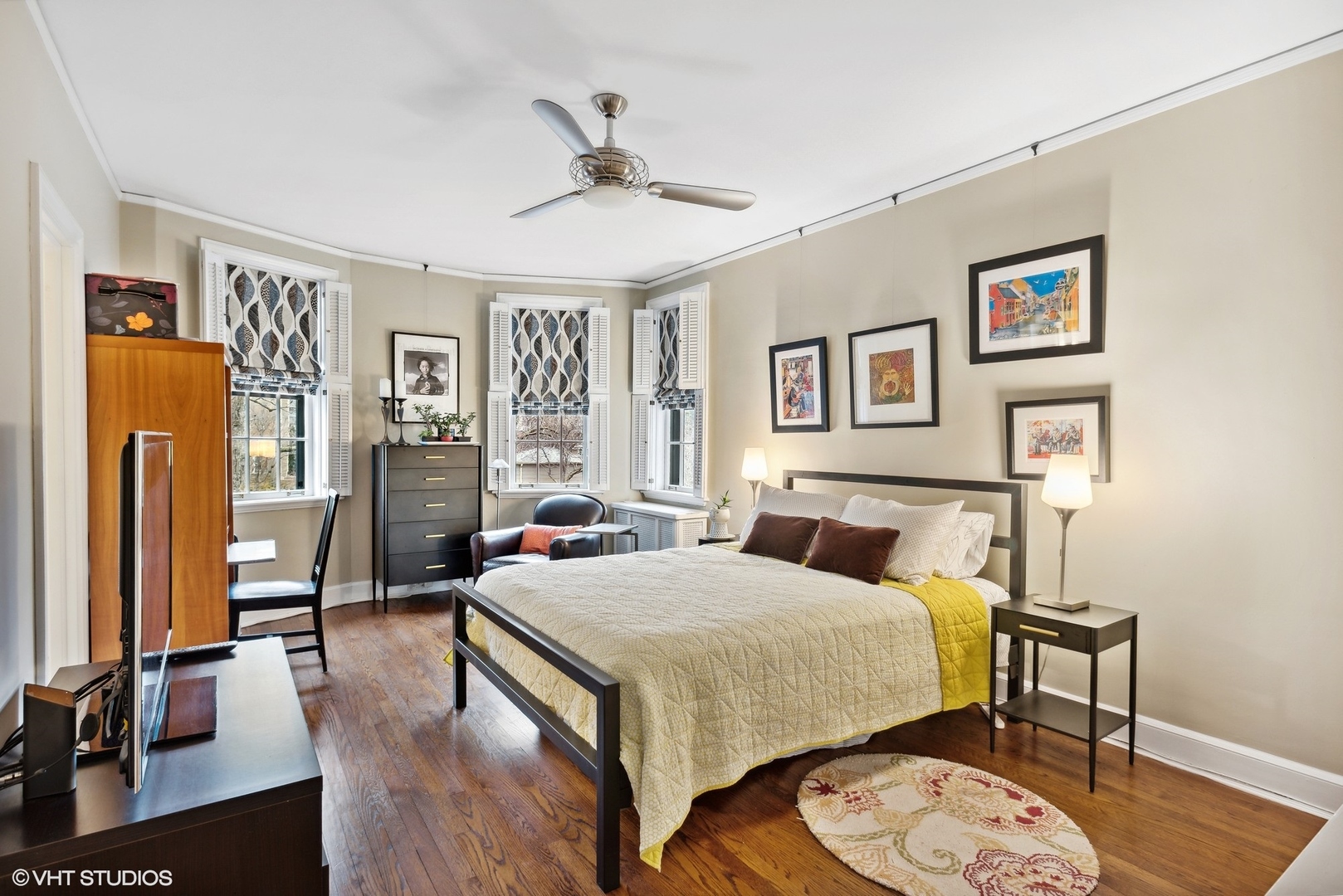 200 Lee Street, Unit 1B Evanston, IL 60202 - Photo 14 of 26 a bedroom with a bed a dresser and wooden floor