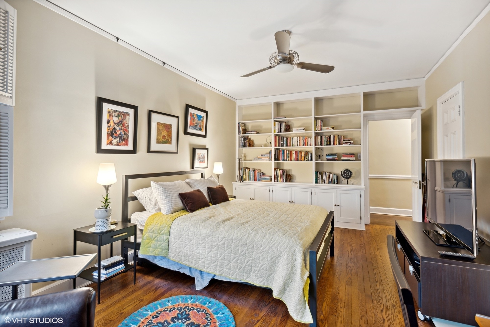 200 Lee Street, Unit 1B Evanston, IL 60202 - Photo 15 of 26 a bedroom with a bed furniture and a flat screen tv