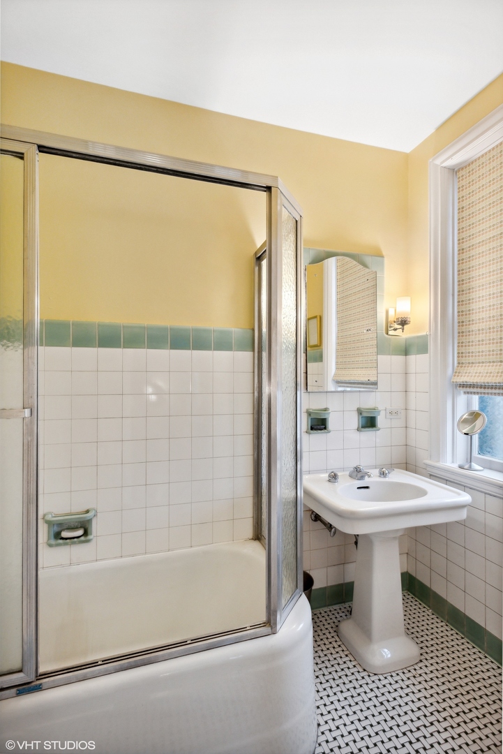 200 Lee Street, Unit 1B Evanston, IL 60202 - Photo 16 of 26 a bathroom with a sink toilet and shower