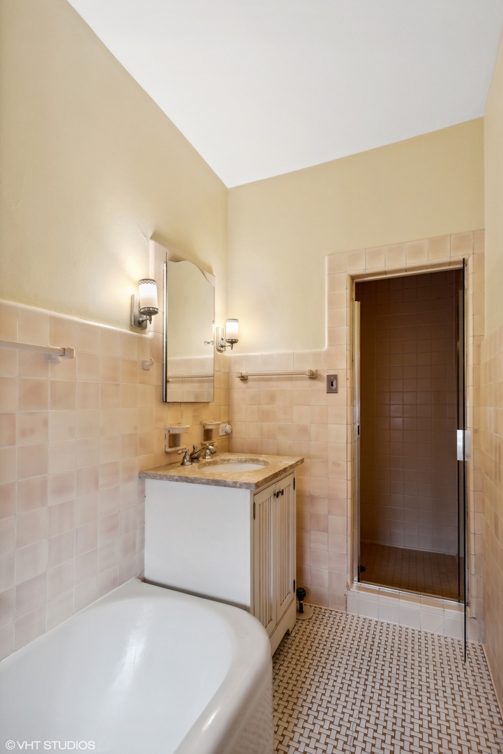 200 Lee Street, Unit 1B Evanston, IL 60202 - Photo 18 of 26 a bathroom with a sink a toilet and shower