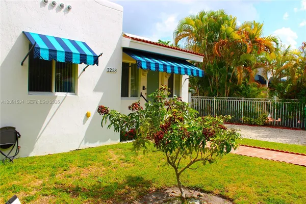 a view of a backyard