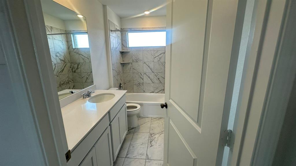 192 Rodney Boat Road Kyle, TX 78640 - Photo 21 of 38 Clean lines and a functional design define this well-appointed full bathroom.