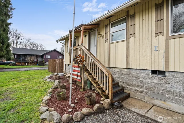 a view of house with a yard