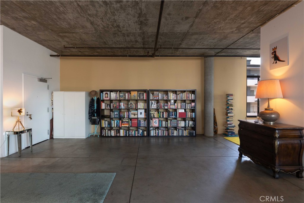835 Locust Avenue, Unit 419 Long Beach, CA 90813 - Photo 13 of 51 Toward front door and south wall