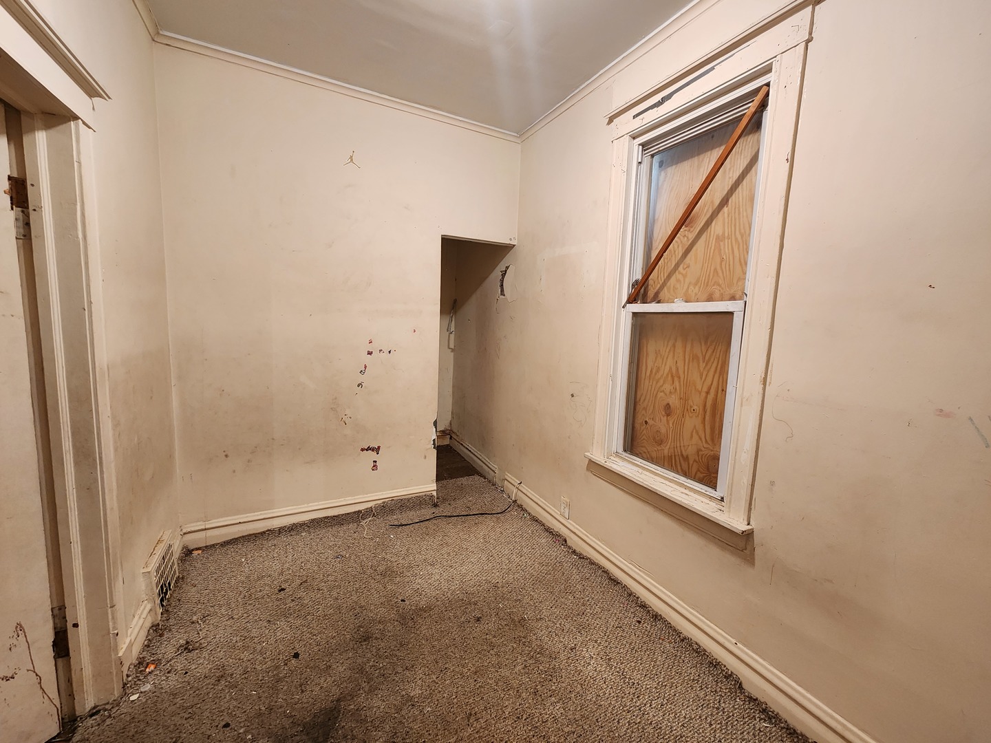 5242 South Sangamon Street Chicago, IL 60609 - Photo 4 of 14 an empty room with windows