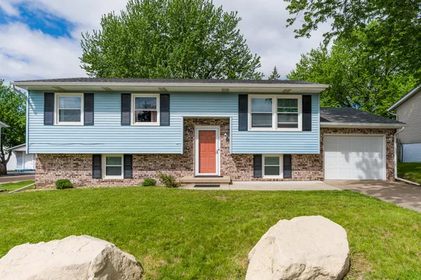 $219,900 | 6636 Hillandale Road, Davenport, IA 52806