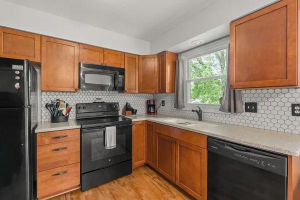 $219,900 | 6636 Hillandale Road, Davenport, IA 52806