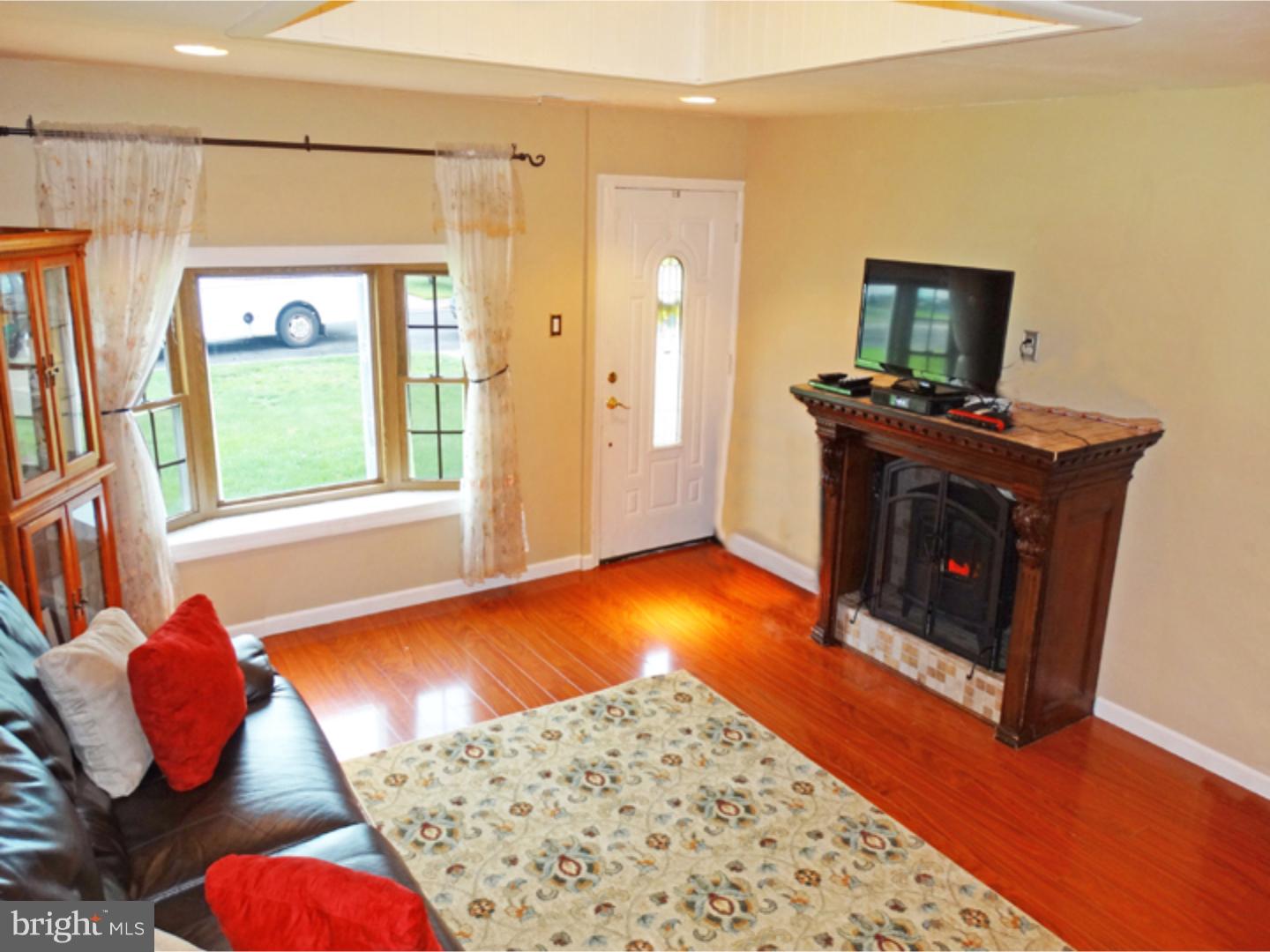 628 Beaumont Road Fairless Hills, PA 19030 - Photo 4 of 12 Living Room