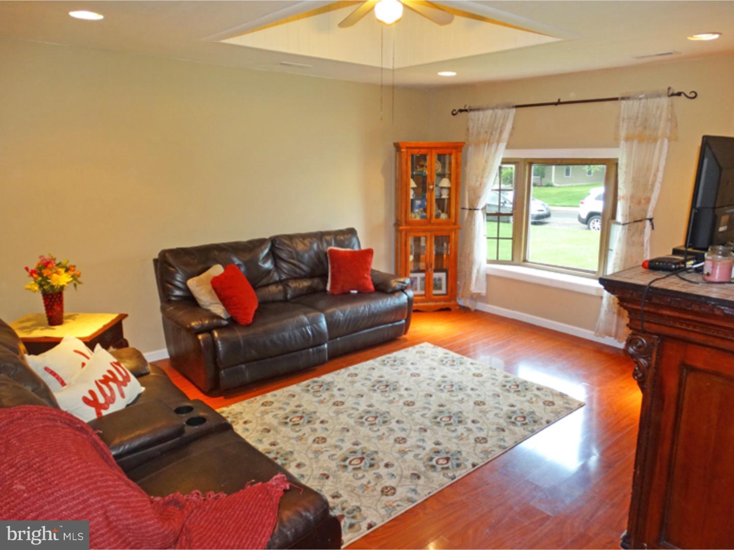 628 Beaumont Road Fairless Hills, PA 19030 - Photo 6 of 12 Living Room