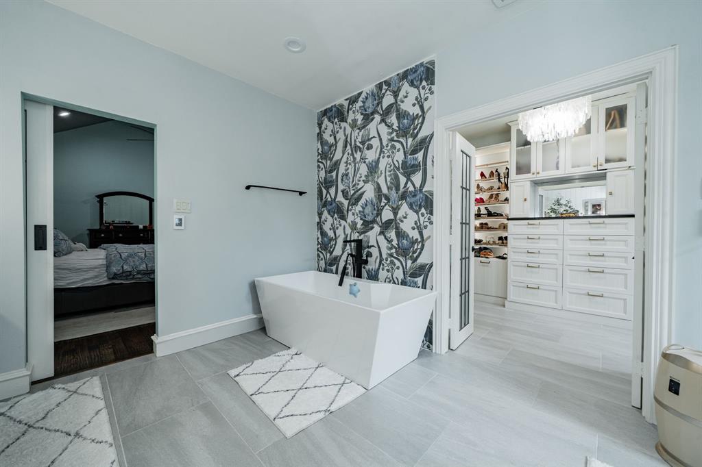 5517 Longview Street Dallas, TX 75206 - Photo 30 of 33 a bathroom with a bathtub sink and toilet