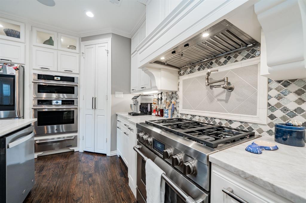 5517 Longview Street Dallas, TX 75206 - Photo 10 of 33 a kitchen with stainless steel appliances granite countertop a stove and a refrigerator