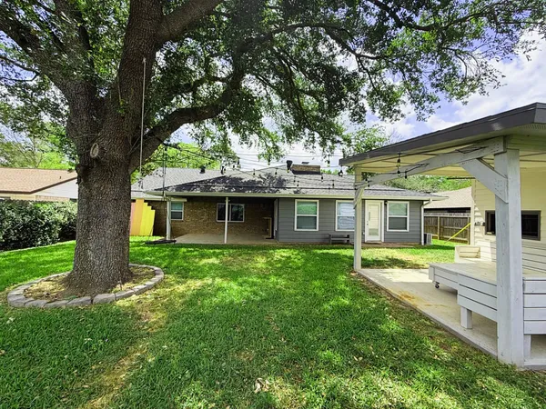 $2,500 | 158 Bluebonnet Street, Sugar Land, TX 77478