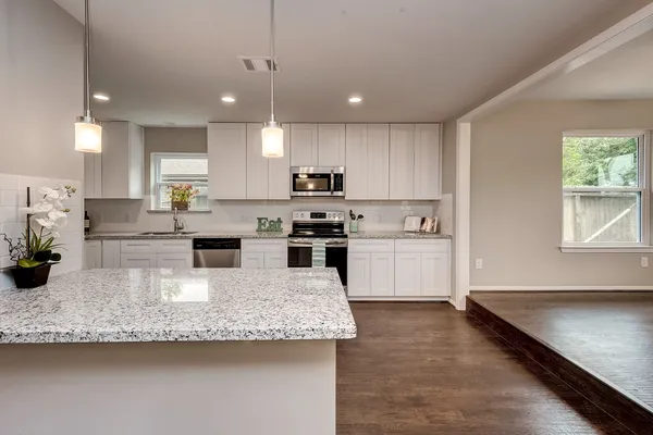 $2,500 | 158 Bluebonnet Street, Sugar Land, TX 77478