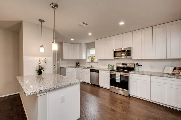 $2,500 | 158 Bluebonnet Street, Sugar Land, TX 77478