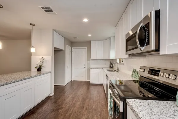 $2,500 | 158 Bluebonnet Street, Sugar Land, TX 77478