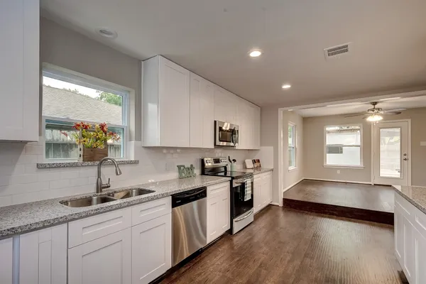 $2,500 | 158 Bluebonnet Street, Sugar Land, TX 77478