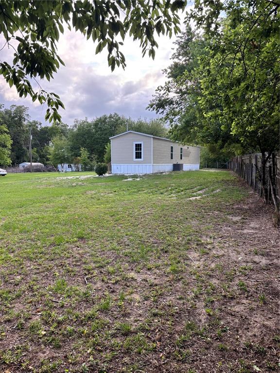 11511 Northeast 110th Road Oxford, FL 34484 - Photo 12 of 43 a backyard of a house with lots of green space