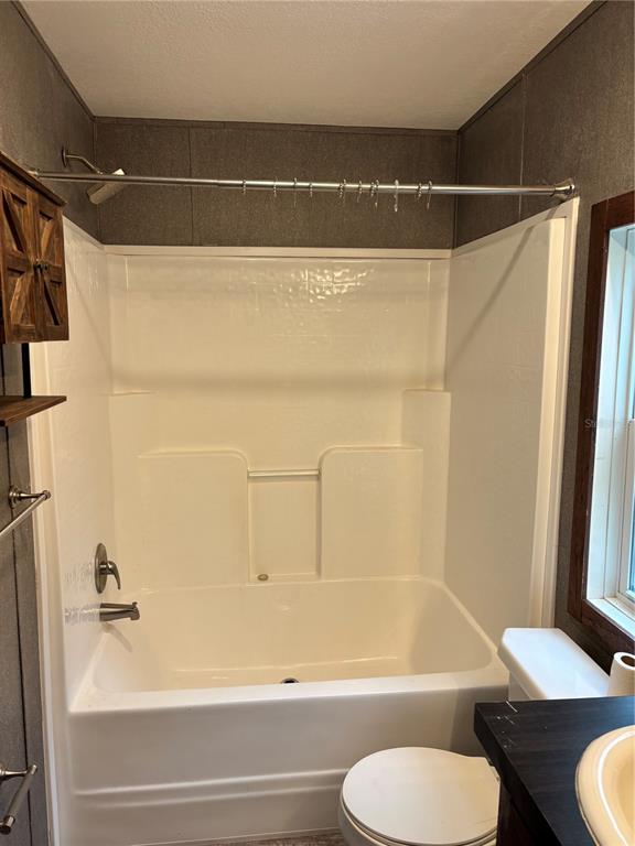 11511 Northeast 110th Road Oxford, FL 34484 - Photo 21 of 43 a bathroom with a toilet and a bathtub