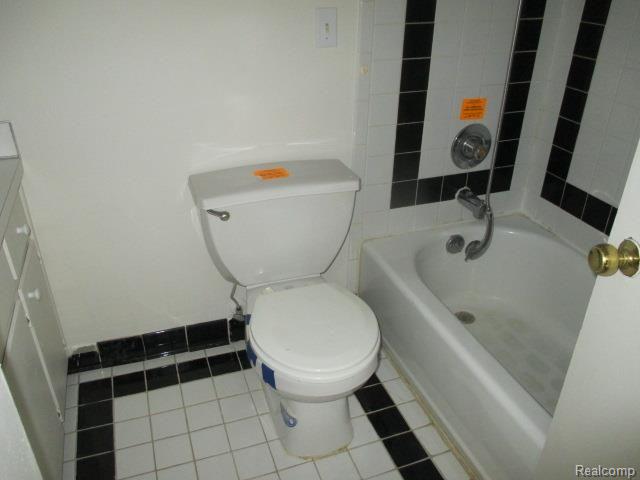 207 East River Road Flushing, MI 48433 - Photo 12 of 19 Full Bath 1 view 2.jpg