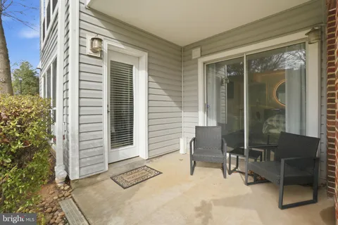 $350,000 | 3179 Summit Square Drive, Unit 2A2, Oakton, VA 22124