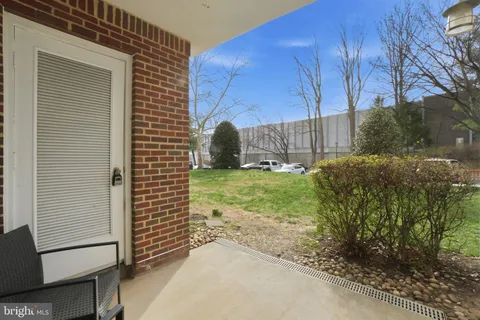 $350,000 | 3179 Summit Square Drive, Unit 2A2, Oakton, VA 22124