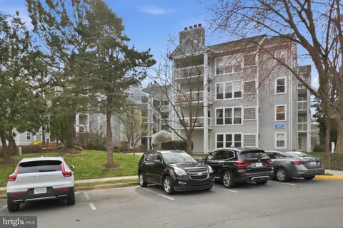 $350,000 | 3179 Summit Square Drive, Unit 2A2, Oakton, VA 22124