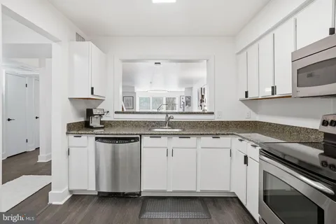 $350,000 | 3179 Summit Square Drive, Unit 2A2, Oakton, VA 22124