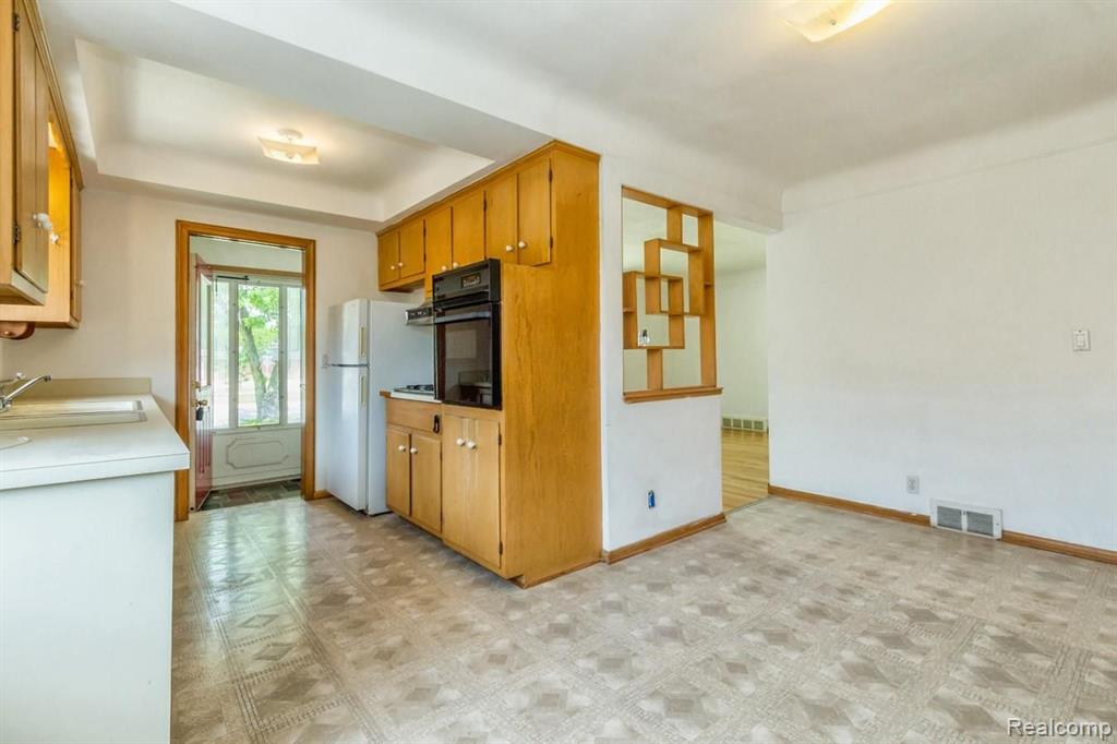 22114 Kelly Road Eastpointe, MI 48021 - Photo 9 of 23