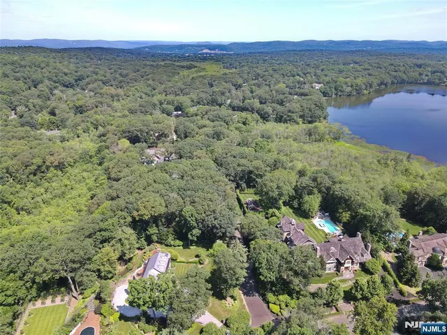 $4,500,000 | 212 Seminole Lane, Franklin Lakes, NJ 07417