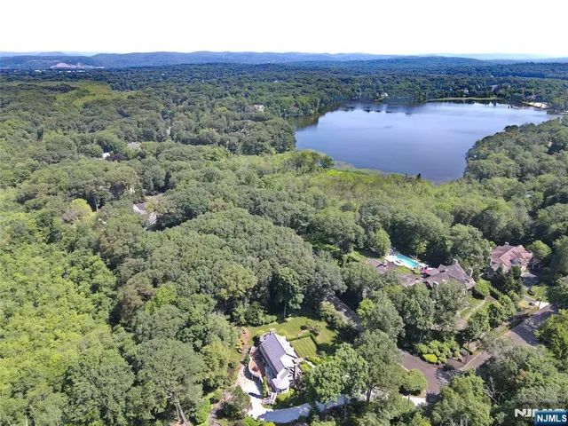 $4,500,000 | 212 Seminole Lane, Franklin Lakes, NJ 07417