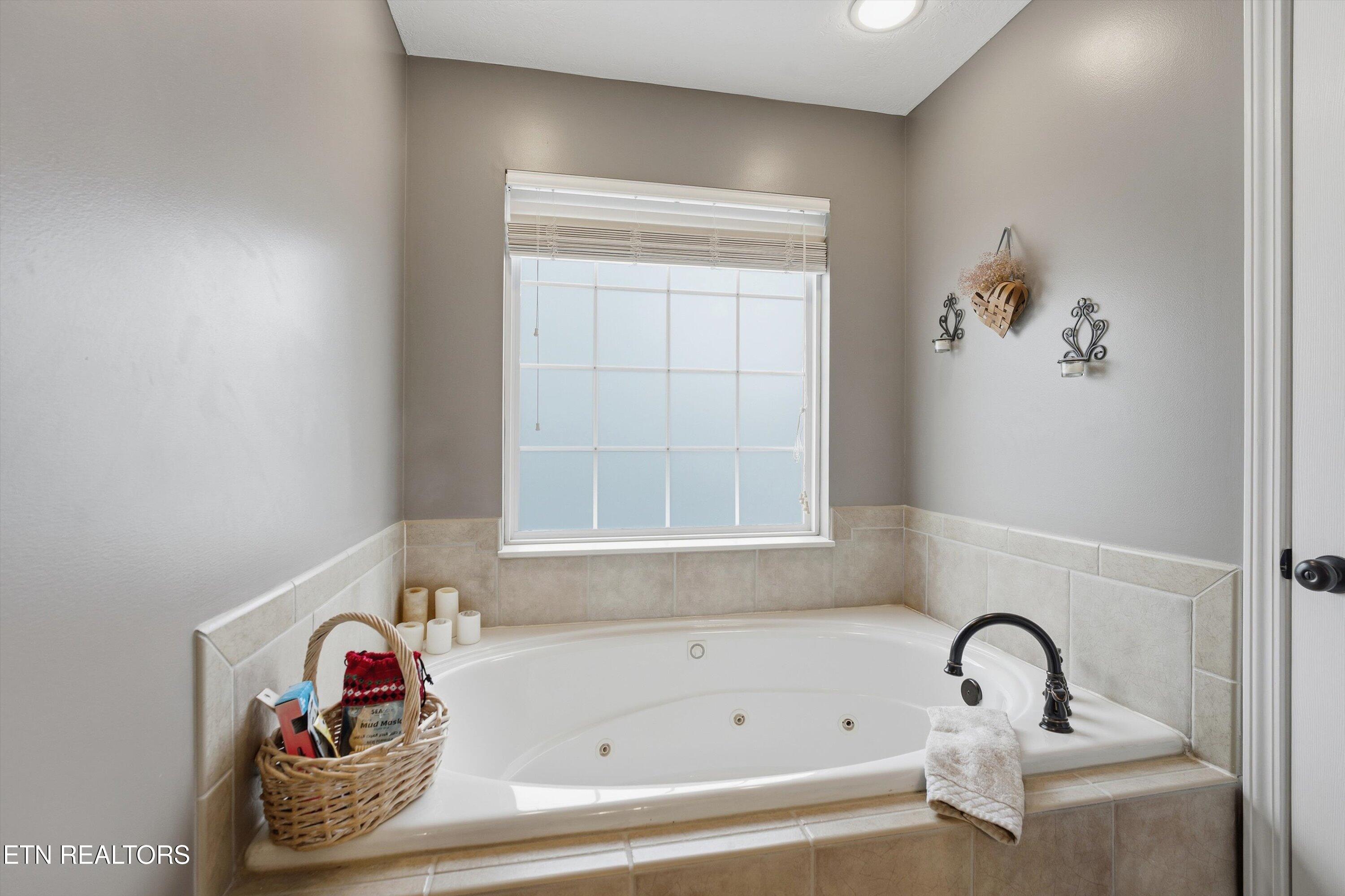11633 Loblolly Lane Knoxville, TN 37934 - Photo 20 of 40 Whirlpool Tub