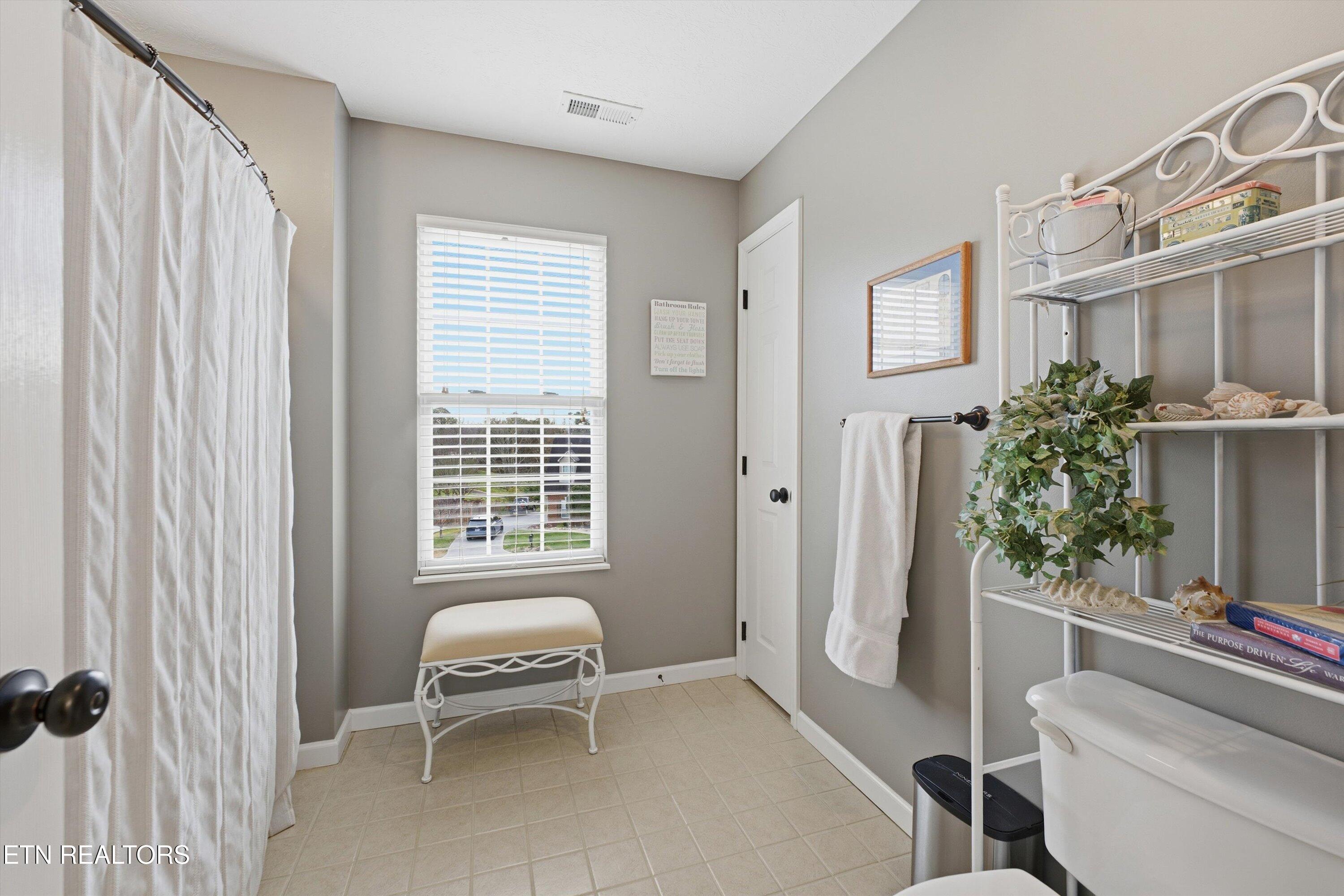 11633 Loblolly Lane Knoxville, TN 37934 - Photo 25 of 40 Hall Full Bathroom