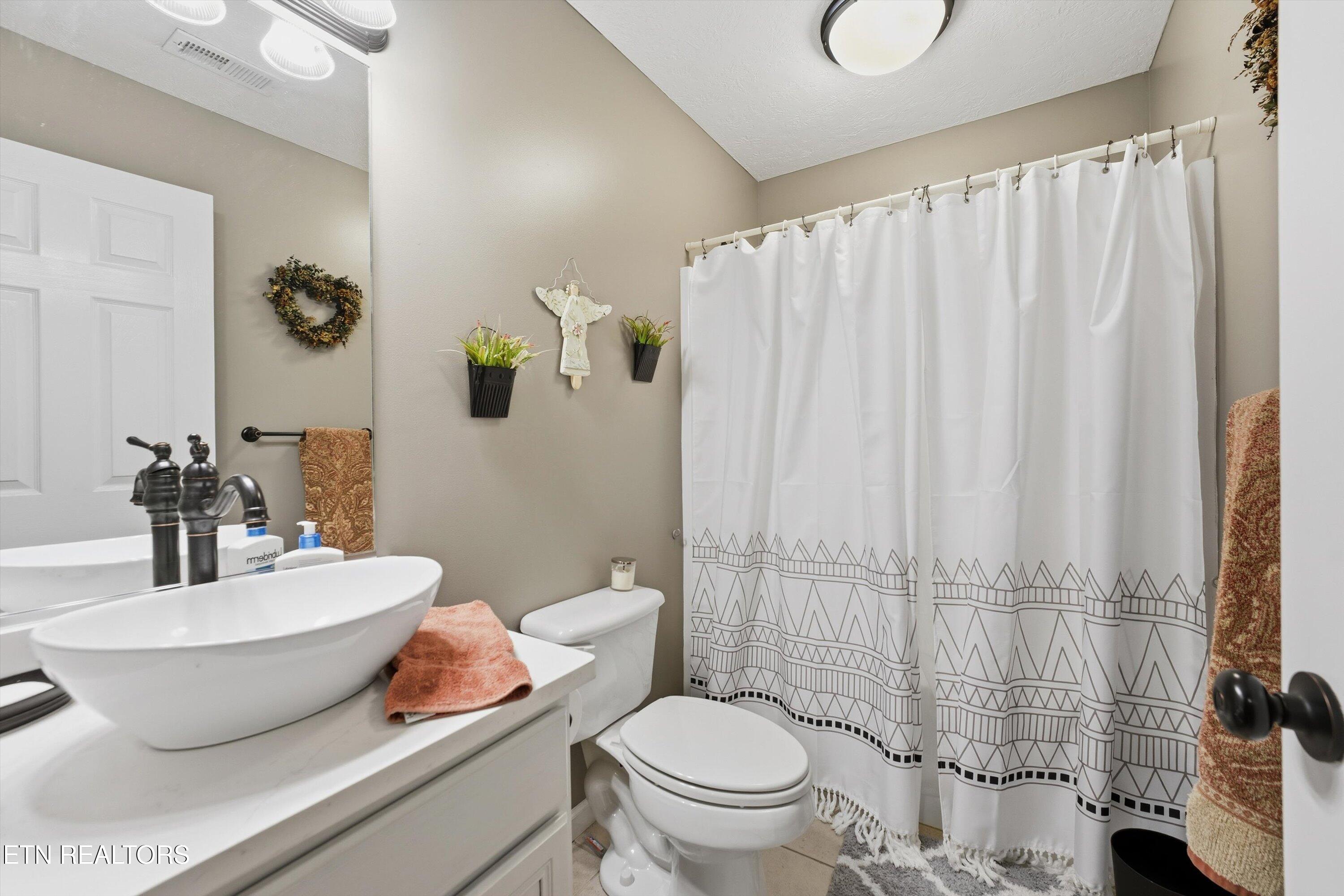 11633 Loblolly Lane Knoxville, TN 37934 - Photo 31 of 40 Basement Full Bathroom