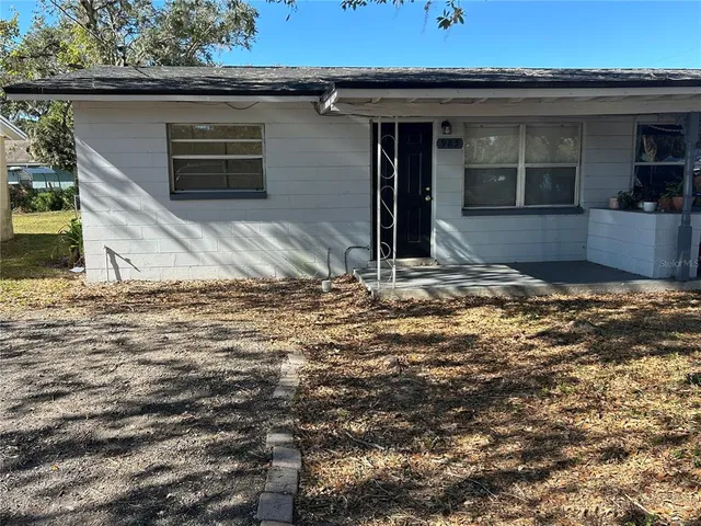 a view of a entrance gate of the house