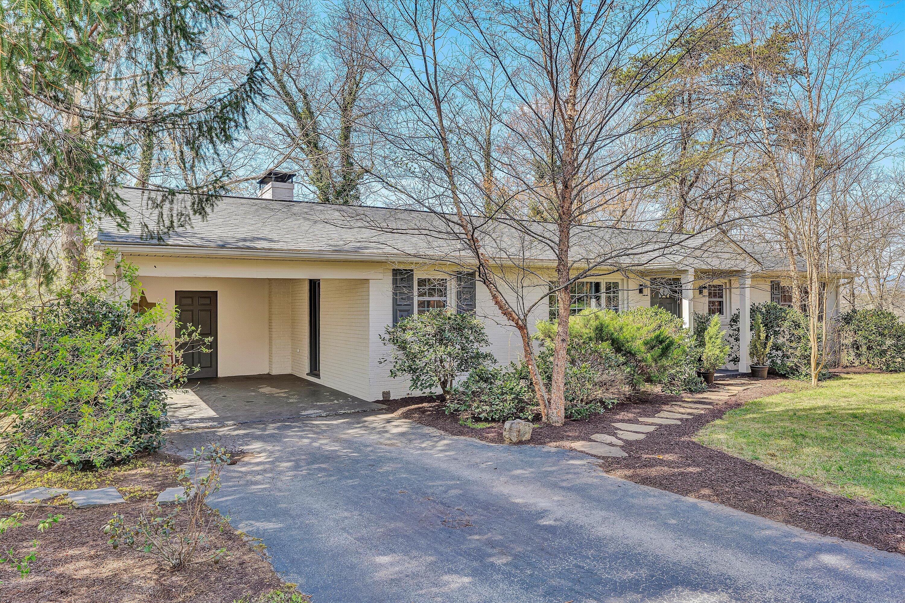 3259 Rasmont Road Roanoke, VA 24018 - Photo 2 of 36 a front view of a house with garden