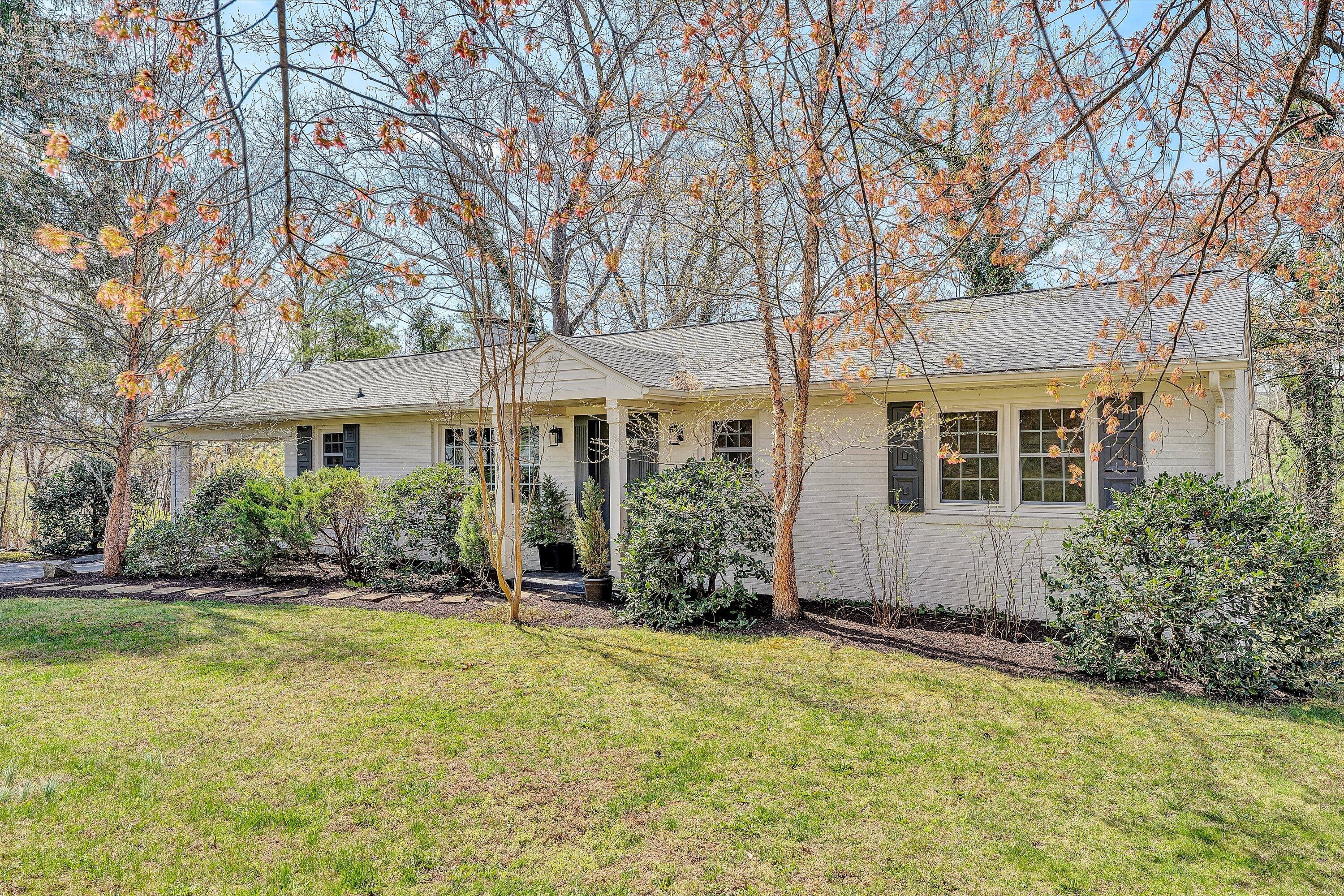 3259 Rasmont Road Roanoke, VA 24018 - Photo 3 of 36 front view of house with a yard