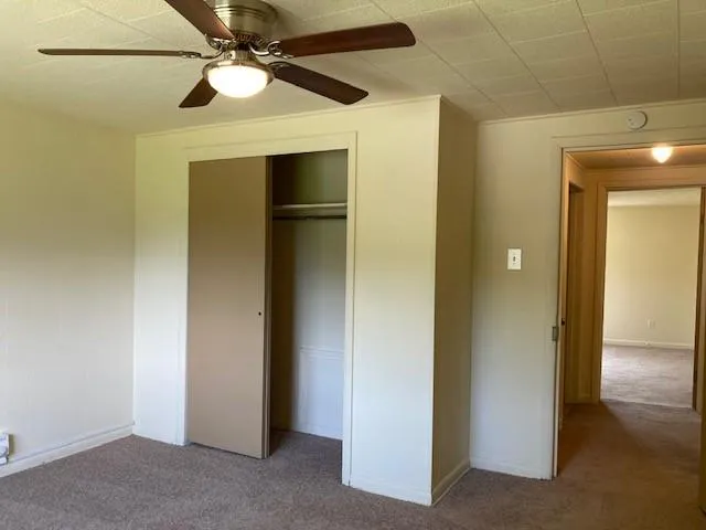 a view of empty room with a ceiling fan